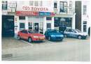 Harry van Ekris bij zijn Toyota Paseo's in 1991